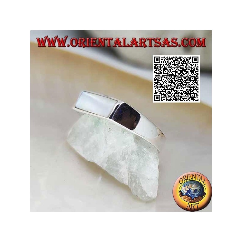 Anillo de plata con nácar rectangular horizontal cerca del borde sobre un marco liso