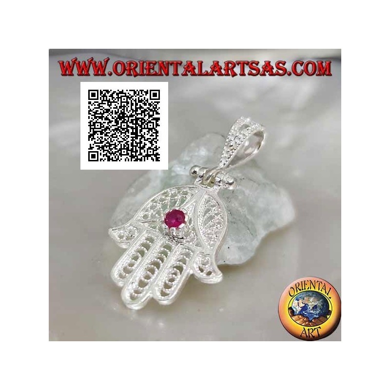 Ciondolo in argento mano di Fatima a decorazione etnica traforata e zircone color rubino incastonato