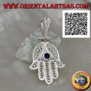 Ciondolo in argento mano di Fatima a decorazione etnica traforata e zircone color zaffiro incastonato