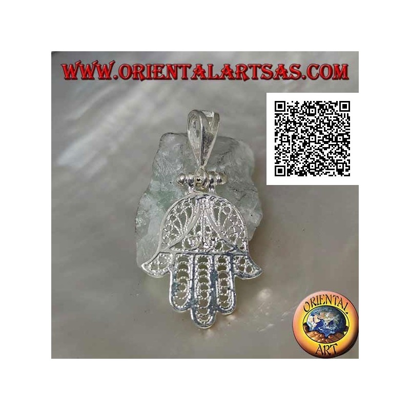 Ciondolo in argento mano di Fatima a decorazione etnica traforata e zircone color zaffiro incastonato
