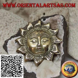 Pendentif népalais en forme de soleil avec un visage en relief en laiton