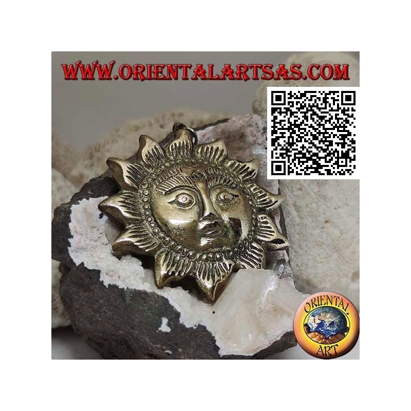 Colgante nepalí en forma de sol con cara en relieve en latón