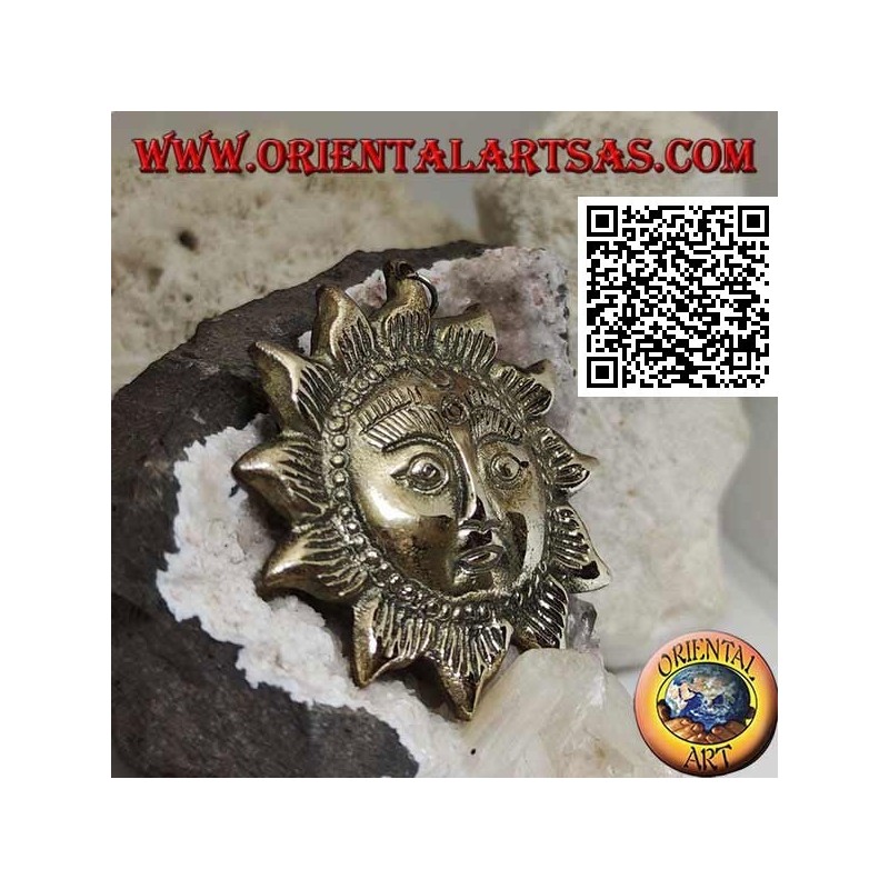Colgante nepalí en forma de sol con cara en relieve en latón