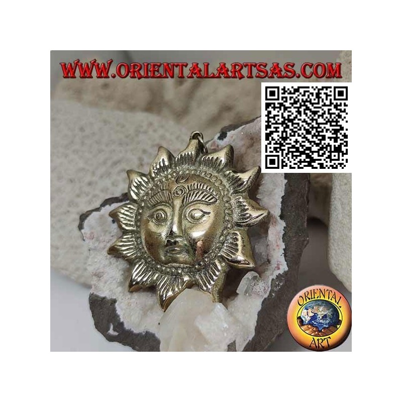Pendentif népalais en forme de soleil avec un visage en relief en laiton