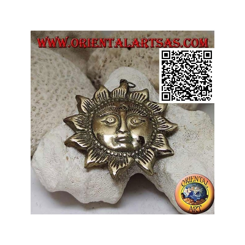 Pendentif népalais en forme de soleil avec un visage en relief en laiton