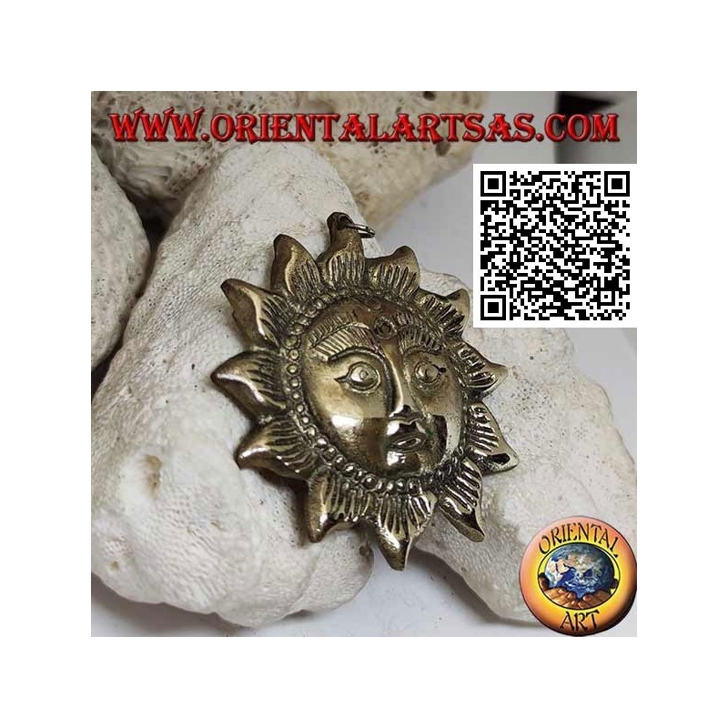 Colgante nepalí en forma de sol con cara en relieve en latón