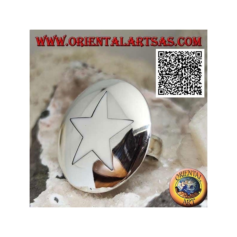Anello in argento con stella in madreperla su grande piastra tonda liscia