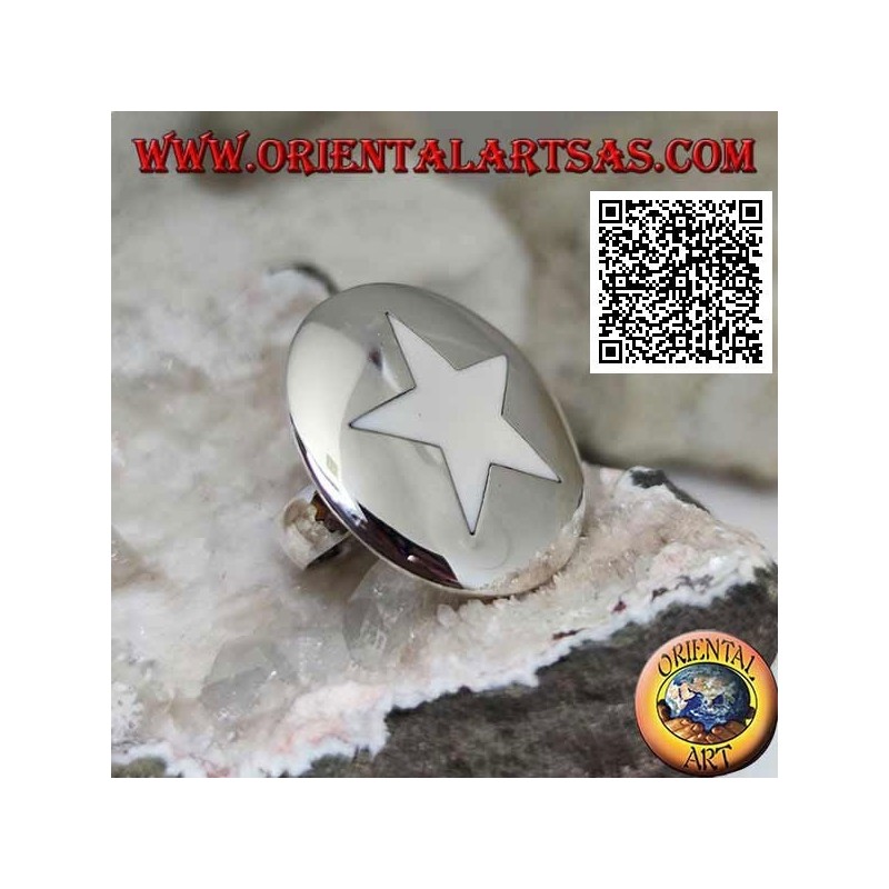 Anillo de plata con estrella de nácar sobre gran plato redondo liso