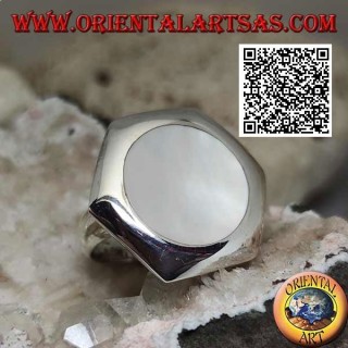 Bague en argent avec nacre ronde sertie au ras du bord sur une plaque hexagonale lisse