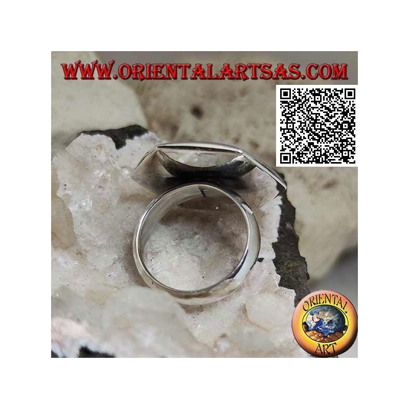 Anillo de plata con nácar redondo engastado al ras del borde en una placa hexagonal lisa