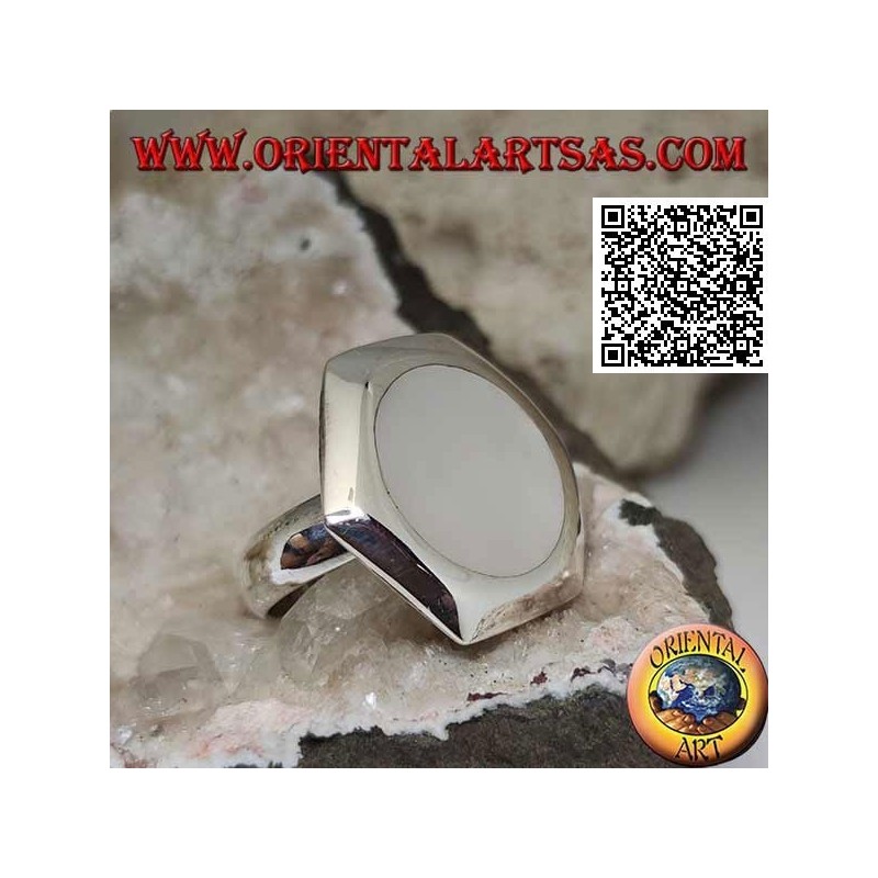 Anillo de plata con nácar redondo engastado al ras del borde en una placa hexagonal lisa