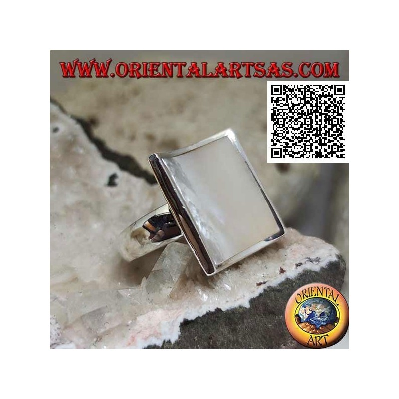 Anillo cóncavo cuadrado de plata con nácar engastado al ras del borde