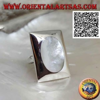 Anillo de plata con nácar ovalado al ras sobre una placa rectangular lisa