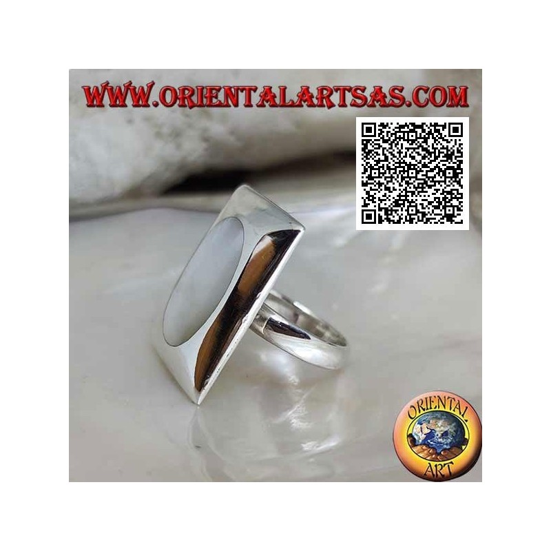 Anillo de plata con nácar ovalado al ras sobre una placa rectangular lisa