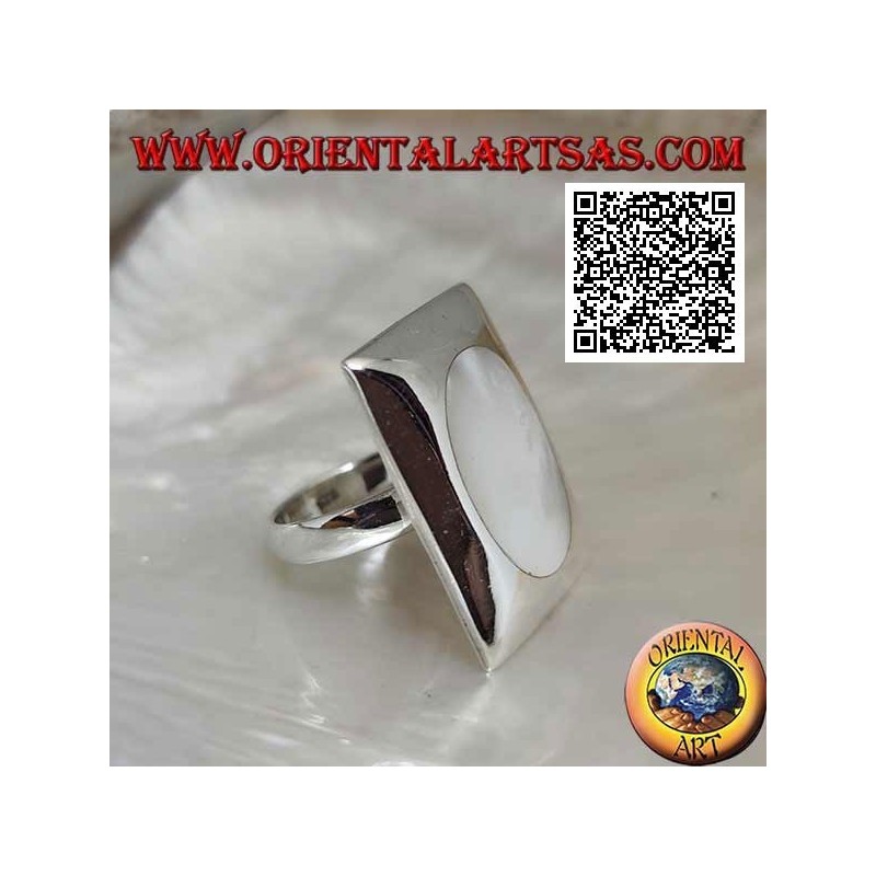 Anillo de plata con nácar ovalado al ras sobre una placa rectangular lisa