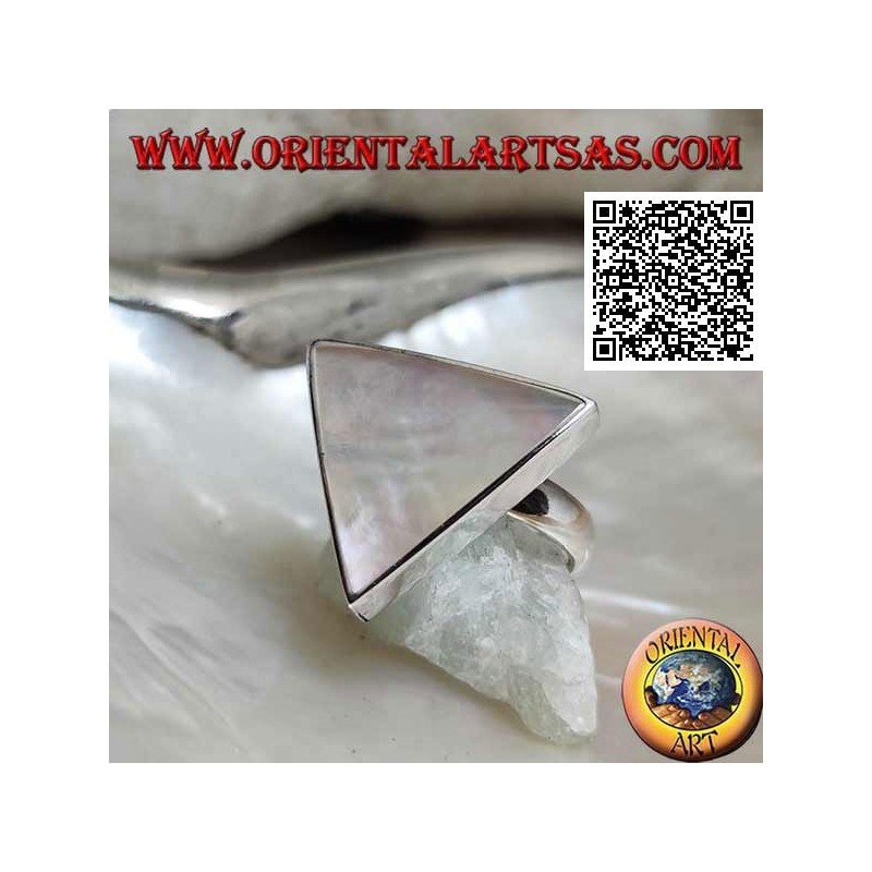 Anillo de plata con gran nácar triangular engastado en borde liso