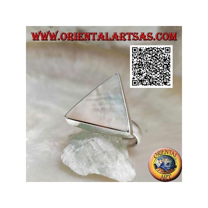 Anillo de plata con gran nácar triangular engastado en borde liso
