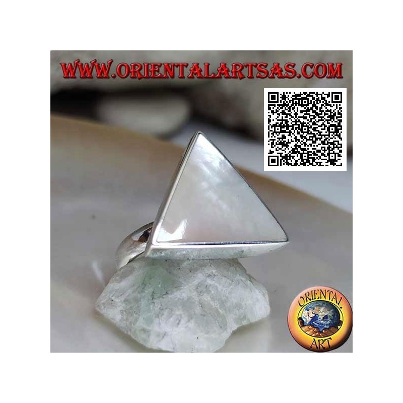Anello in argento con madreperla grande triangolare incastonata a filo bordo liscio