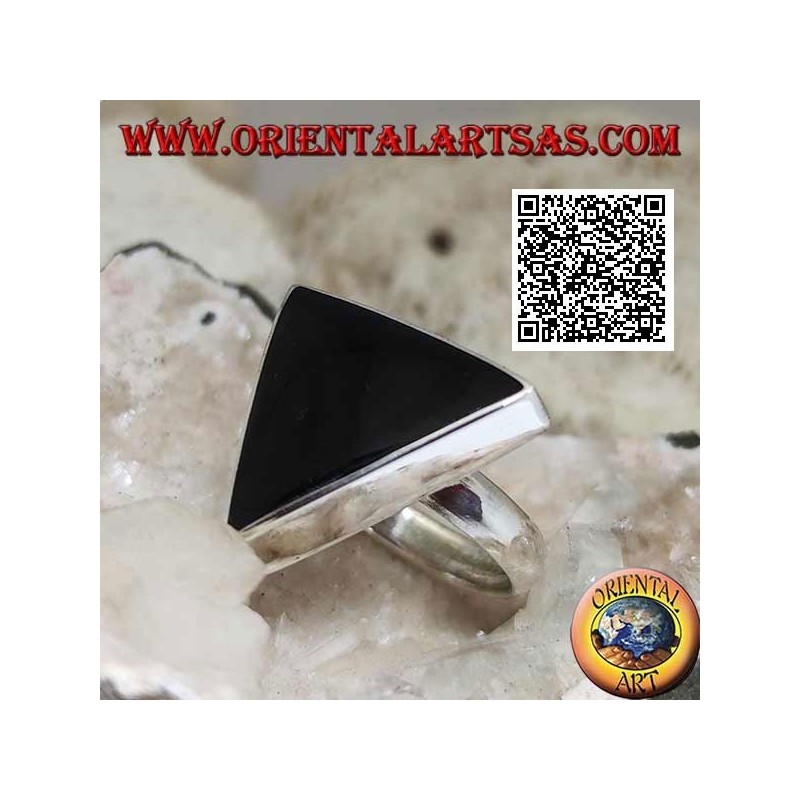 Bague en argent avec grand onyx triangulaire serti à bord lisse