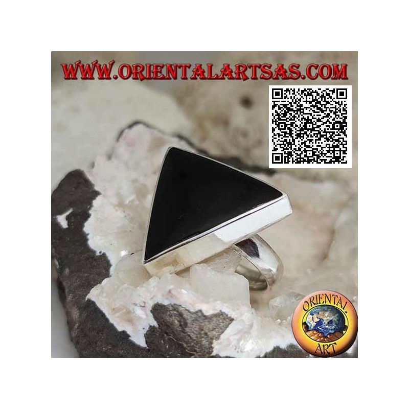 Bague en argent avec grand onyx triangulaire serti à bord lisse