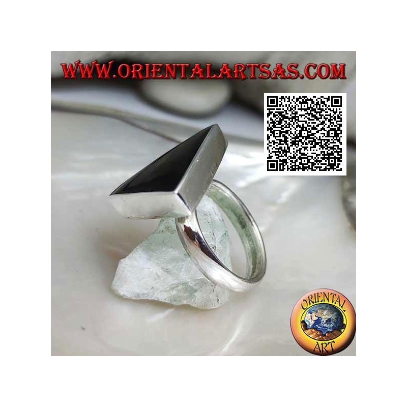 Anillo de plata con gran ónix triangular engastado en borde liso