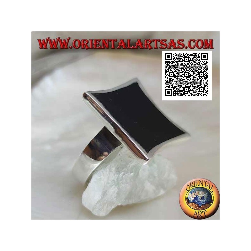 Bague en argent avec onyx rectangulaire concave étroit sur les côtés avec bord lisse
