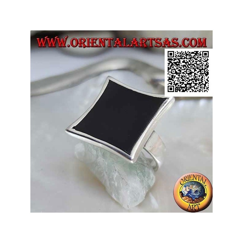 Bague en argent avec onyx rectangulaire concave étroit sur les côtés avec bord lisse