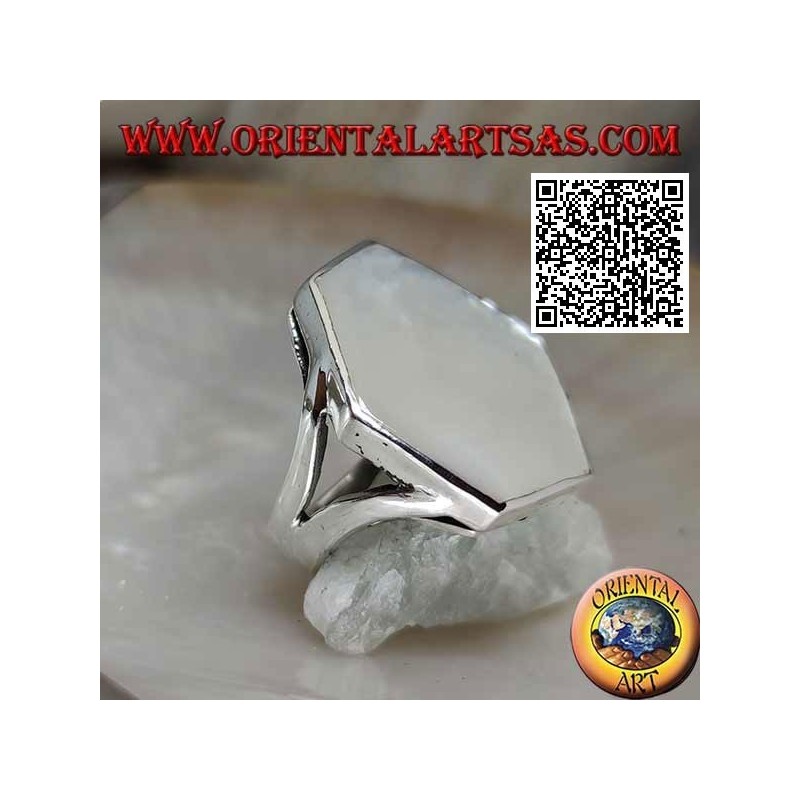 Bague en argent avec nacre hexagonale irrégulière sertie sur un bord lisse