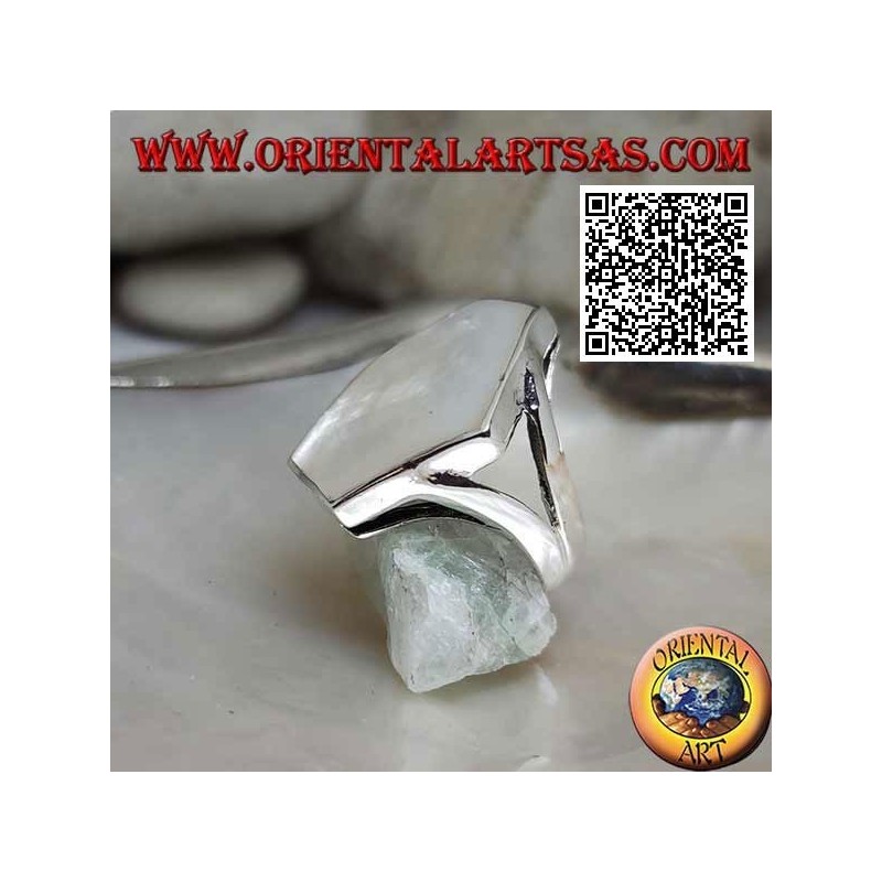 Anillo de plata con nácar hexagonal irregular engastado en borde liso