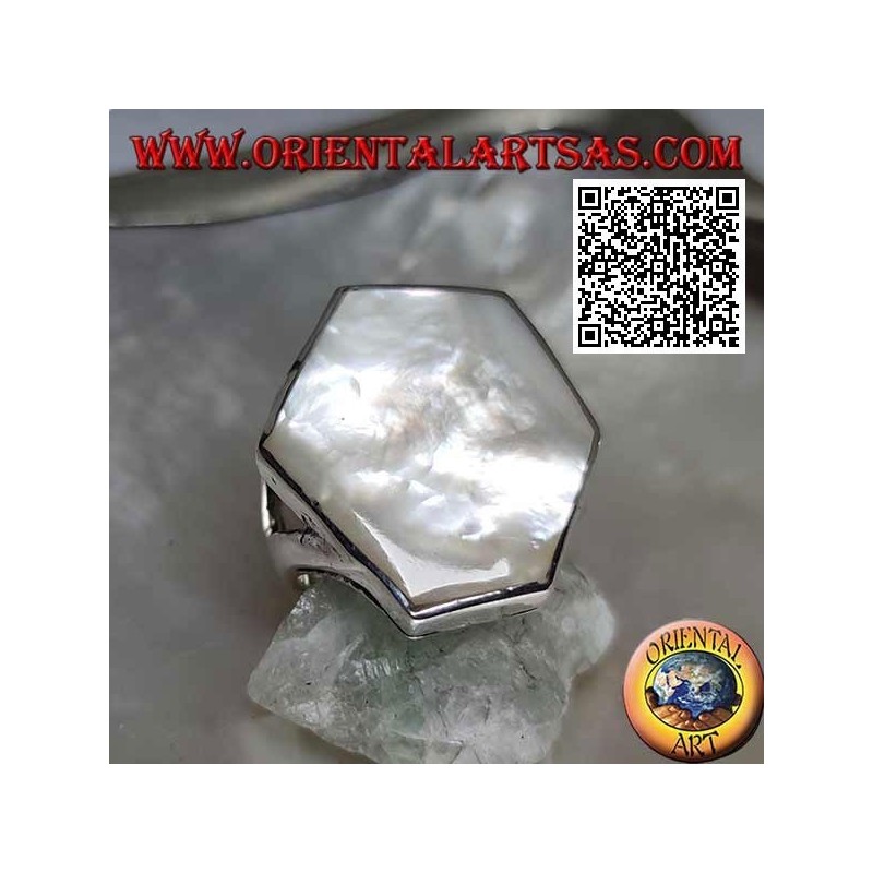 Bague en argent avec nacre hexagonale irrégulière sertie sur un bord lisse