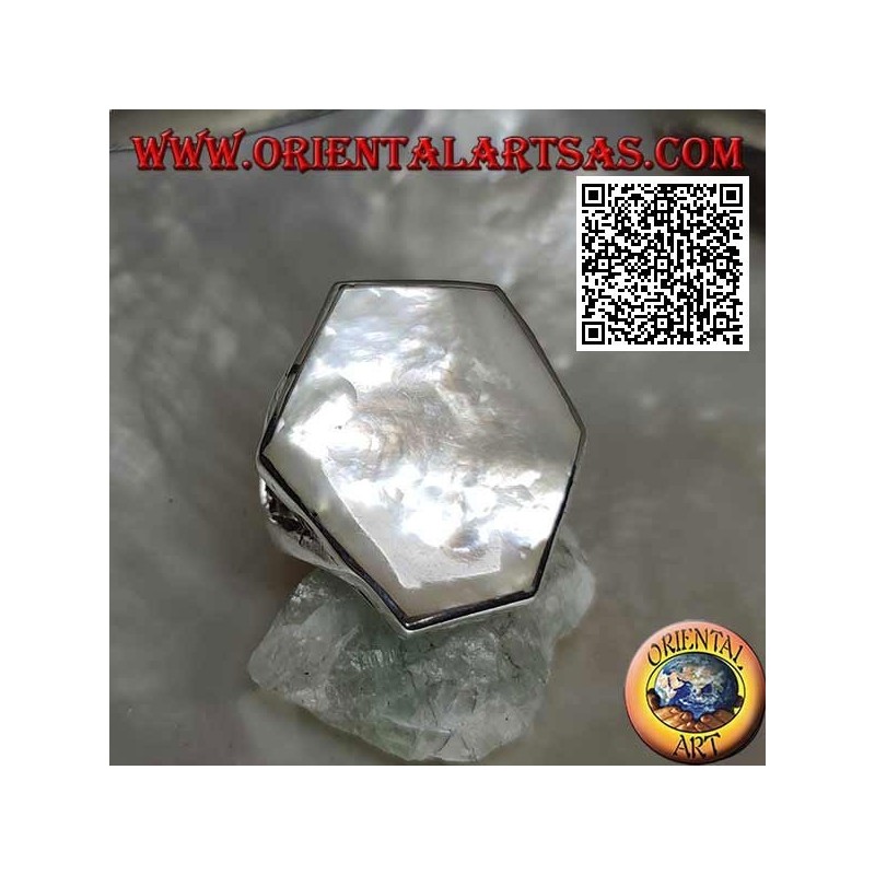 Anillo de plata con nácar hexagonal irregular engastado en borde liso