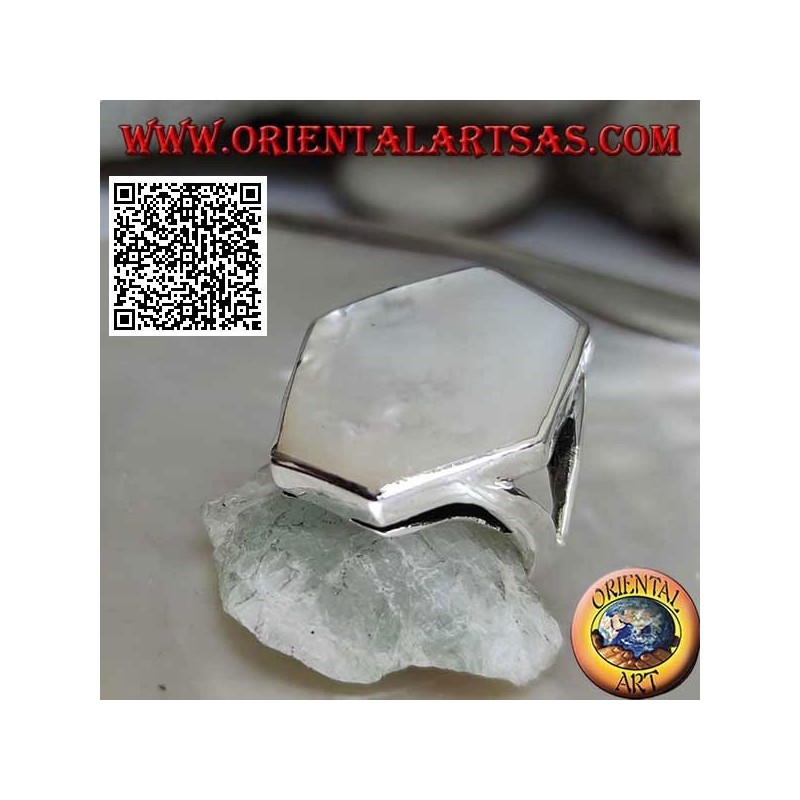 Anillo de plata con nácar hexagonal irregular engastado en borde liso