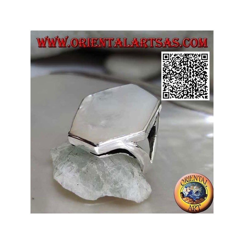 Anello in argento con madreperla esagonale irregolare incastonata a filo bordo liscio