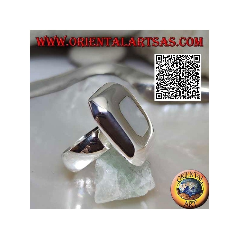 Anello in argento con madreperla quadrata arrotondata su piastra liscia quadrata spessa