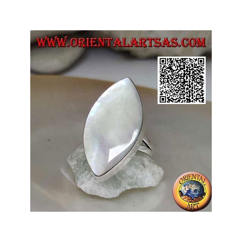 Anello in argento con madreperla ellittica appuntita a filo bordo liscio