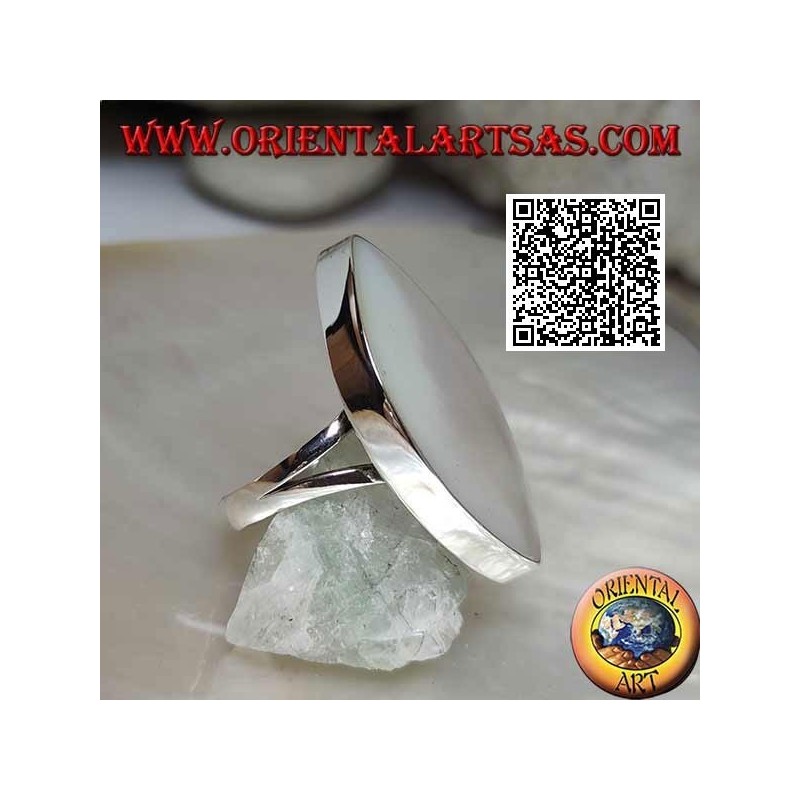 Bague en argent avec nacre elliptique pointue et bord lisse