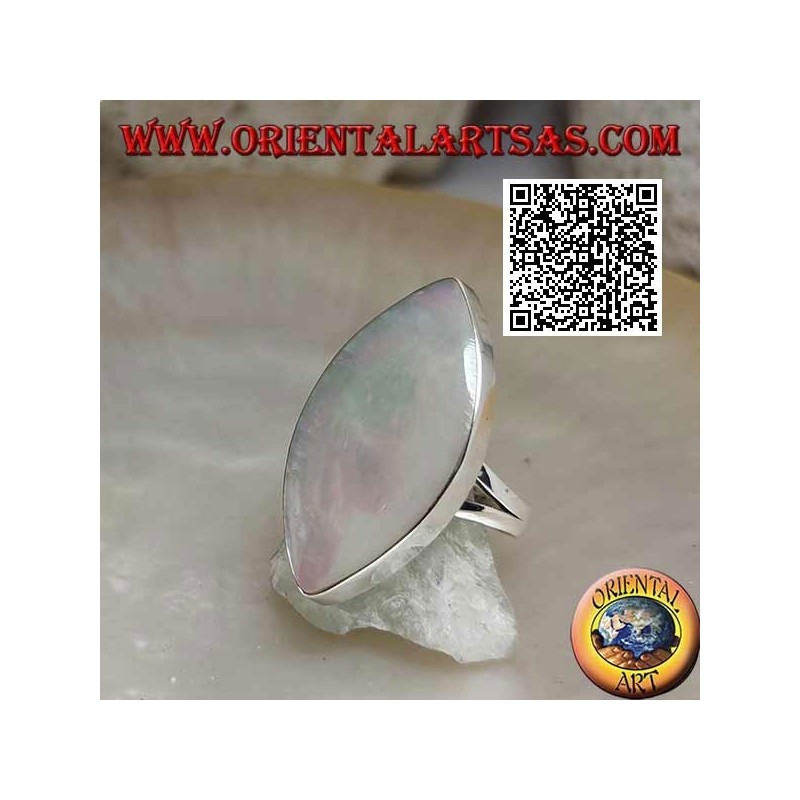 Anello in argento con madreperla ellittica appuntita a filo bordo liscio