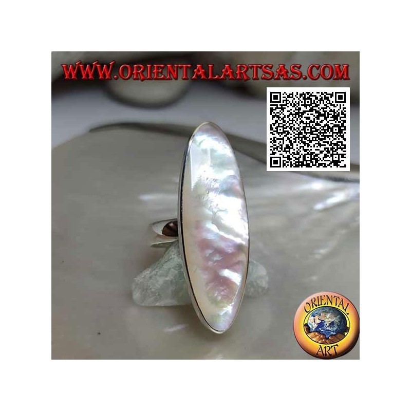 Anello in argento con madreperla ovale allungata incastonata a filo bordo liscio