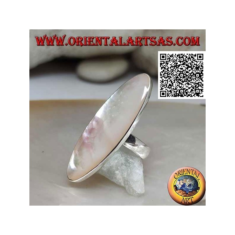 Anillo de plata con nácar ovalado alargado engastado con borde liso