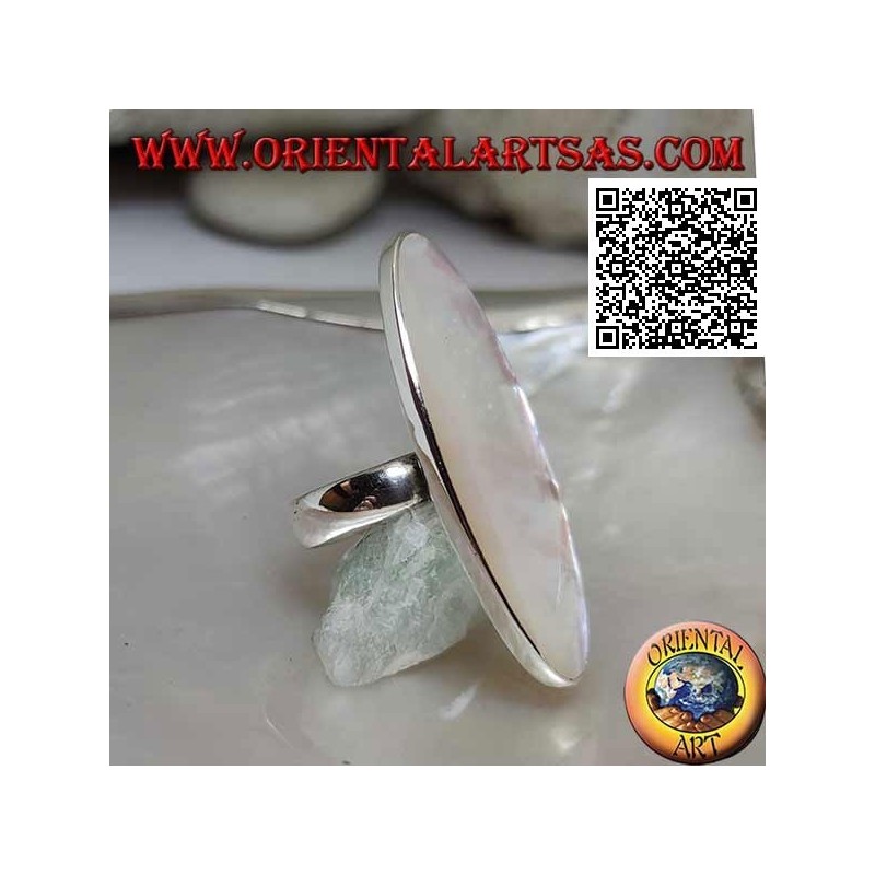 Anillo de plata con nácar ovalado alargado engastado con borde liso