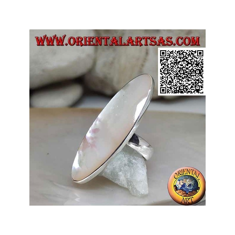 Bague en argent avec nacre ovale allongée sertie d'un bord lisse
