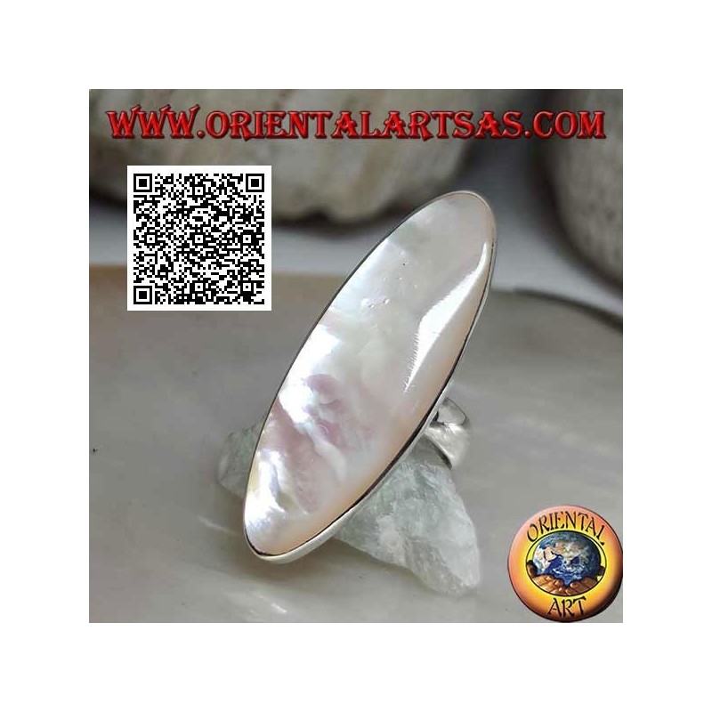 Anillo de plata con nácar ovalado alargado engastado con borde liso