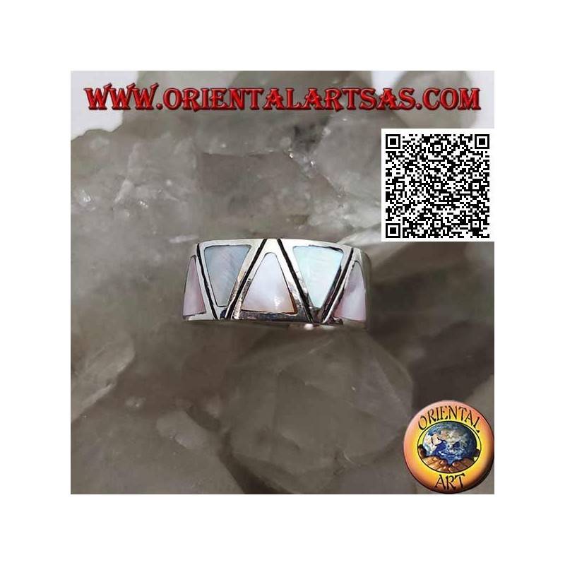 Bague en argent bande lisse avec nacre multicolore triangulaire sertie affleurante