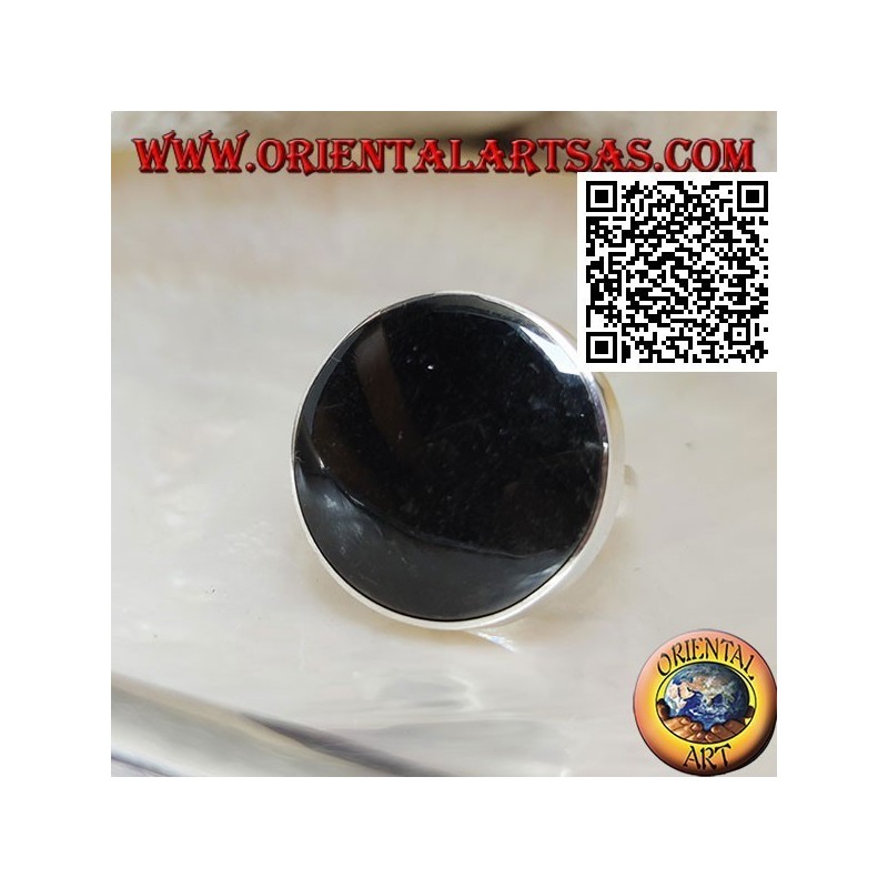 Bague en argent avec grand onyx rond serti avec bord lisse