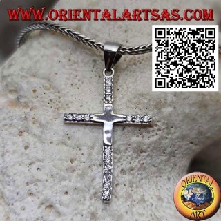 Colgante de cruz latina lisa en plata con circonitas en las puntas