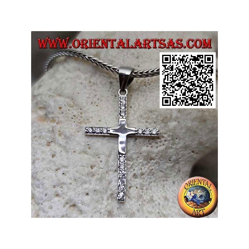 Colgante de cruz latina lisa en plata con circonitas en las puntas