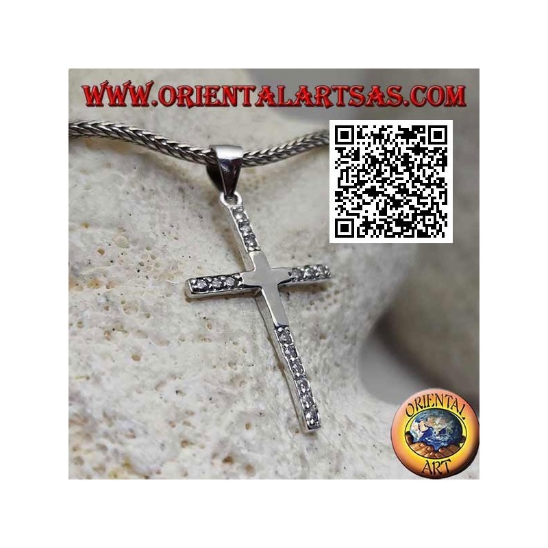 Colgante de cruz latina lisa en plata con circonitas en las puntas