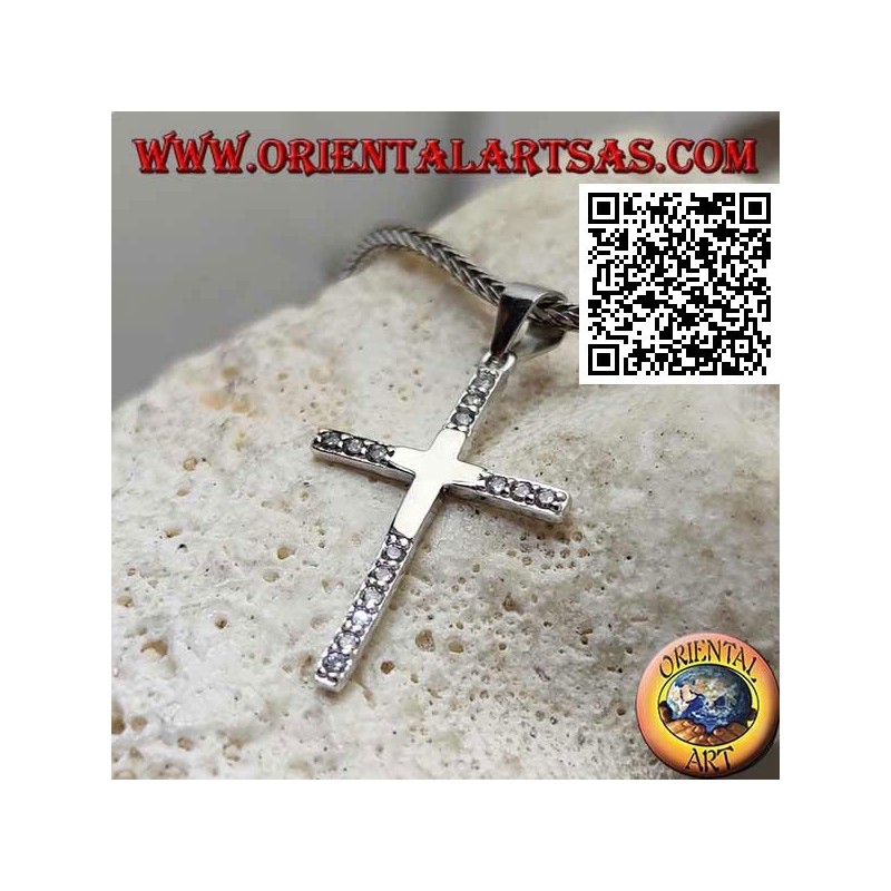 Colgante de cruz latina lisa en plata con circonitas en las puntas