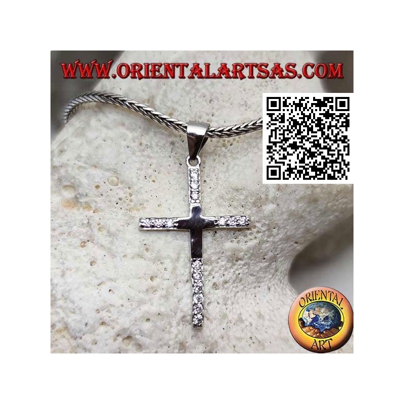 Colgante de cruz latina lisa en plata con circonitas en las puntas