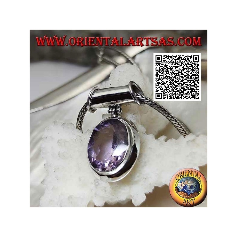 Silberanhänger mit einem schönen natürlichen ovalen facettierten Amethyst in einer glatten Umgebung
